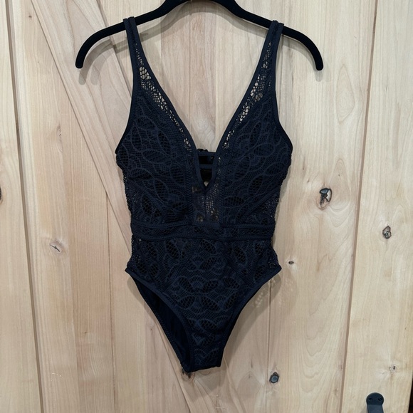 Becca Women's Crochet Plunging One-Piece Keyhole Swimsuit Size Small Black Sexy - Picture 7 of 16